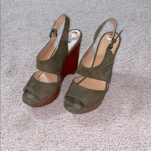 Nine West size 8 olive green open toe wedge
